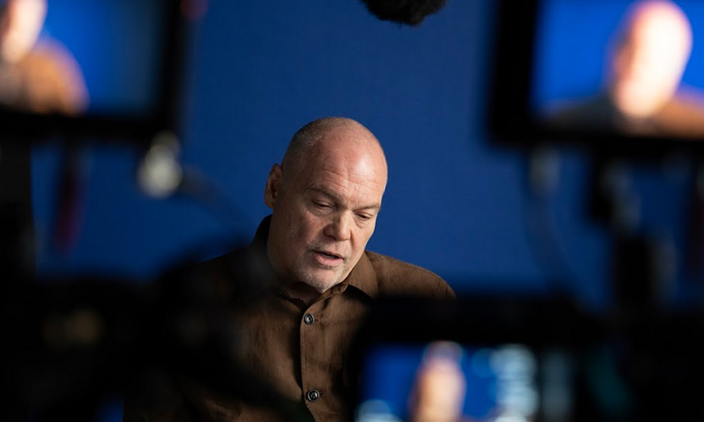 Actor Vincent D’Onofrio in the studio filming A Modern Art Masterpiece ©AMAM Ltd